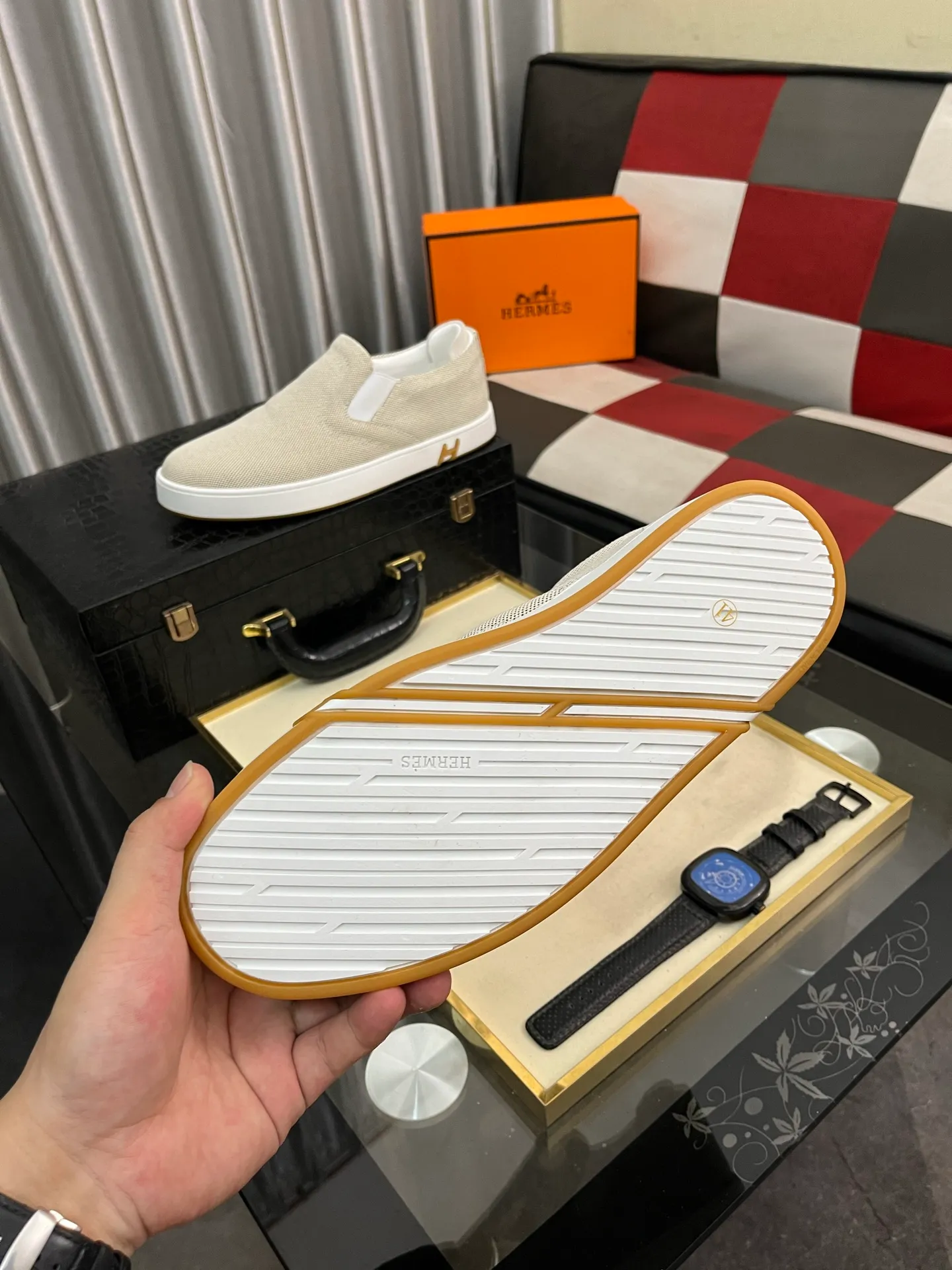 Men's Men's Shoes💰458⌚️⌚️HERMES/Hermès Hugo sneakers are casual men's shoes. These sneakers are made of imported first-layer cowhide leather and breathable mesh design. The contrasting color design creates a dynamic and modern shape. The front end of the toe is decorated with natural-color rubber inlays, making it novel and fashionable. The texture is incomparable, with cowhide lining and cowhide foot pads, the upper foot is comfortable and breathable, and the rubber sole is decorated with geometric patterns and iconic "H" details. A very personal one! Size: 38-44